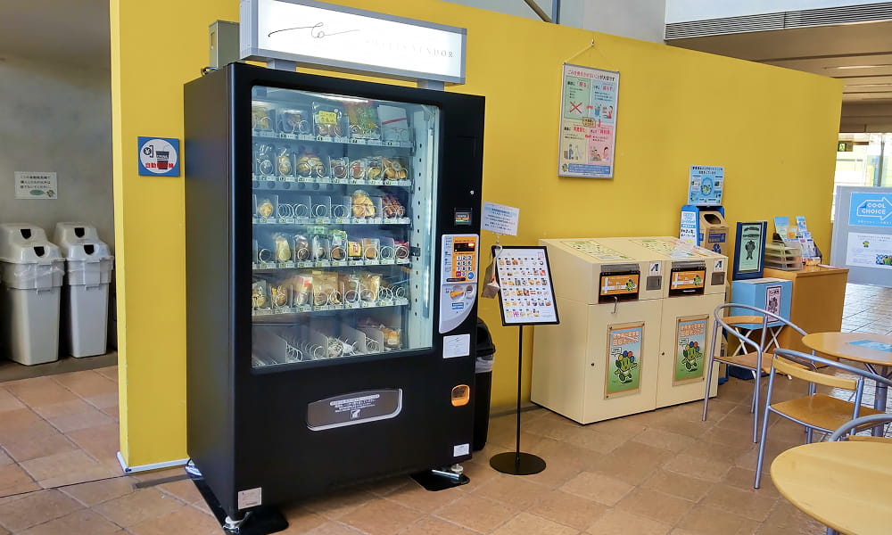 SWEETS VENDORの黄色い自販機