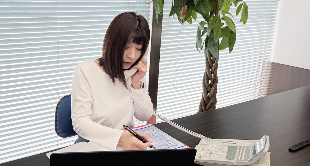電話で相談するスタッフ