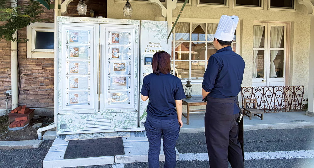 自販機を設置する様子