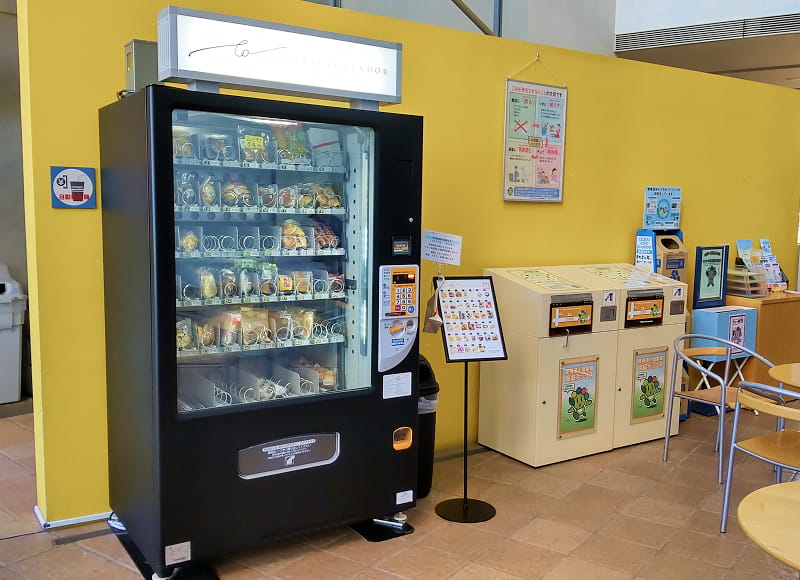 屋内に設置された自販機