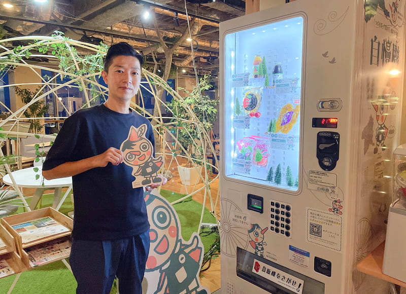 マスコットと並ぶ食品自販機