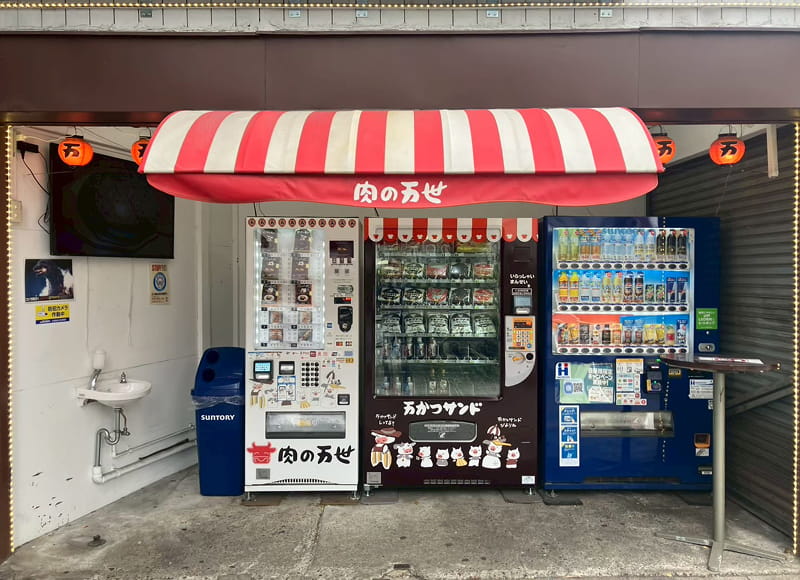 店舗前に並ぶ自販機