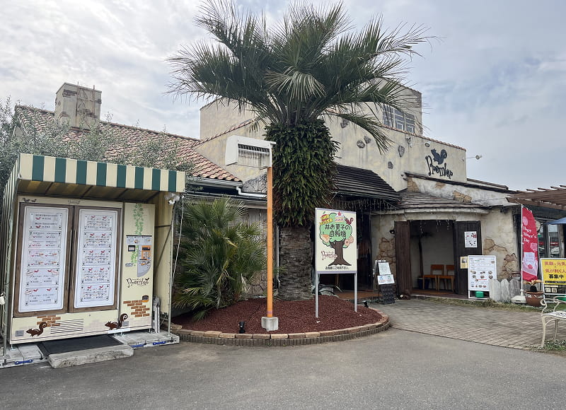 屋外に設置された白い自販機